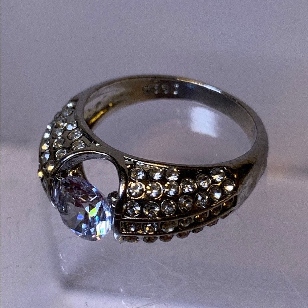 Elegant Silver Crystal Ring